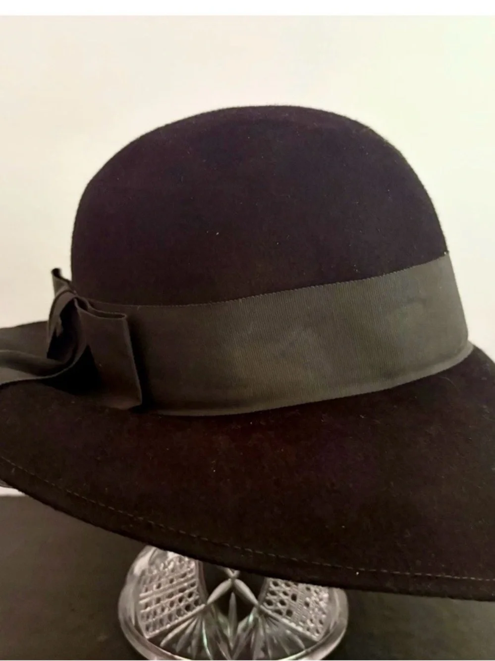 Vintage Ladies Black Felt Wide Rim Hat Grosgrain Ribbon Bow MCM Classic